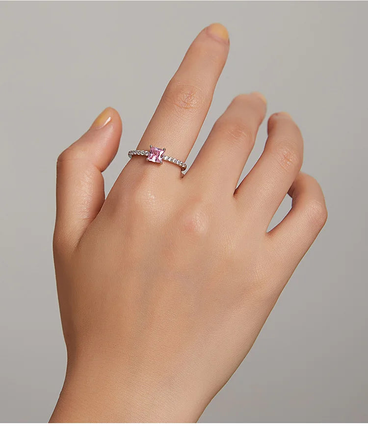 Pink Love Ring
The pink heart-shaped zircon is matched with a simple texture ring to make your daily look full of fashion sense.