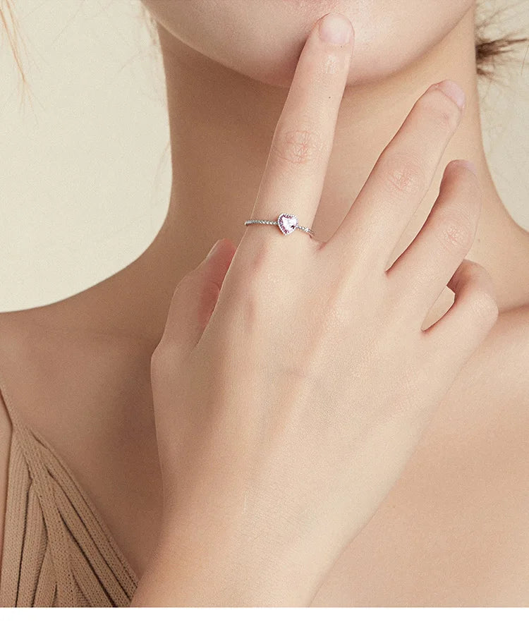 Pink Love Ring
The pink heart-shaped zircon is matched with a simple texture ring to make your daily look full of fashion sense.