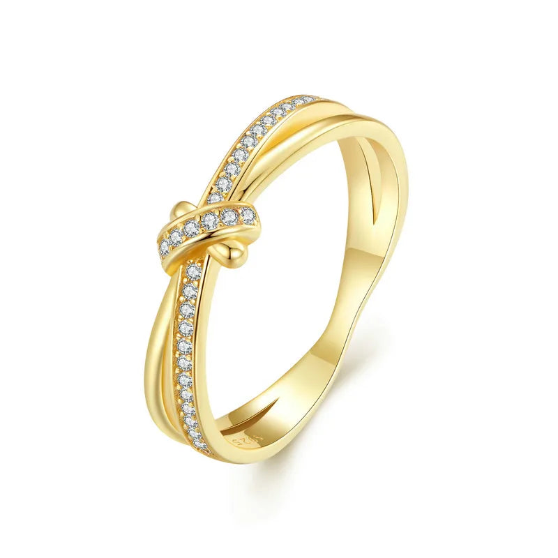 Knot Zircon Ring
A plain silver ring and a zircon ring meet in the center, forming a beautiful knot, which is stereoscopic and versatile.