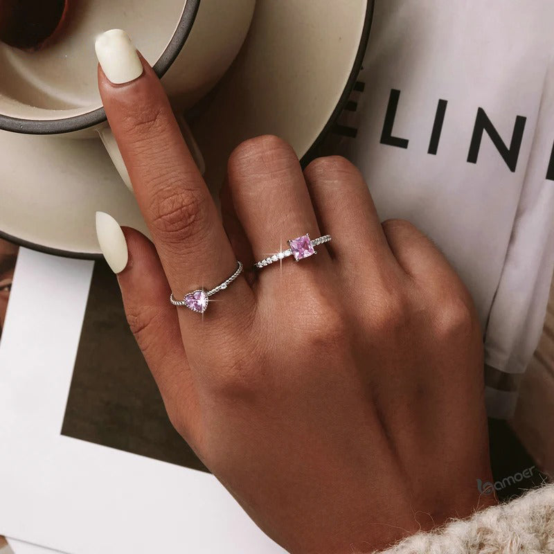 Pink Love Ring
The pink heart-shaped zircon is matched with a simple texture ring to make your daily look full of fashion sense.