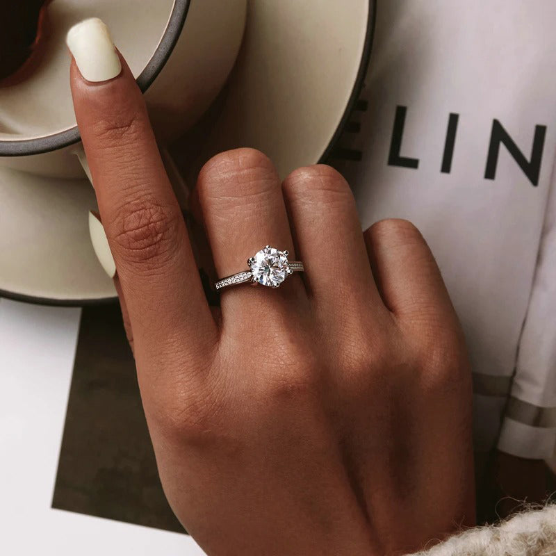 Zircon Enternity Ring

❤ The enternity ring is full of texture, with a big shining zircon in the center, elegant and gorgeous, beautiful and romantic, showing the charm of light luxury.