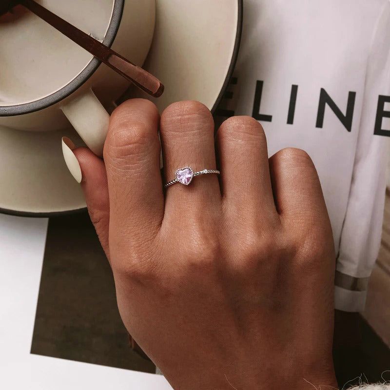 Pink Love Ring
The pink heart-shaped zircon is matched with a simple texture ring to make your daily look full of fashion sense.